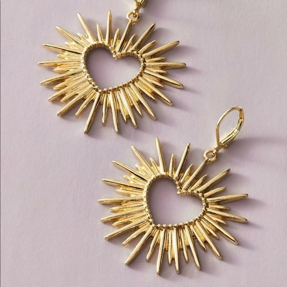 🆕 Hollow Out Heart Drop Earrings - Picture 3 of 5